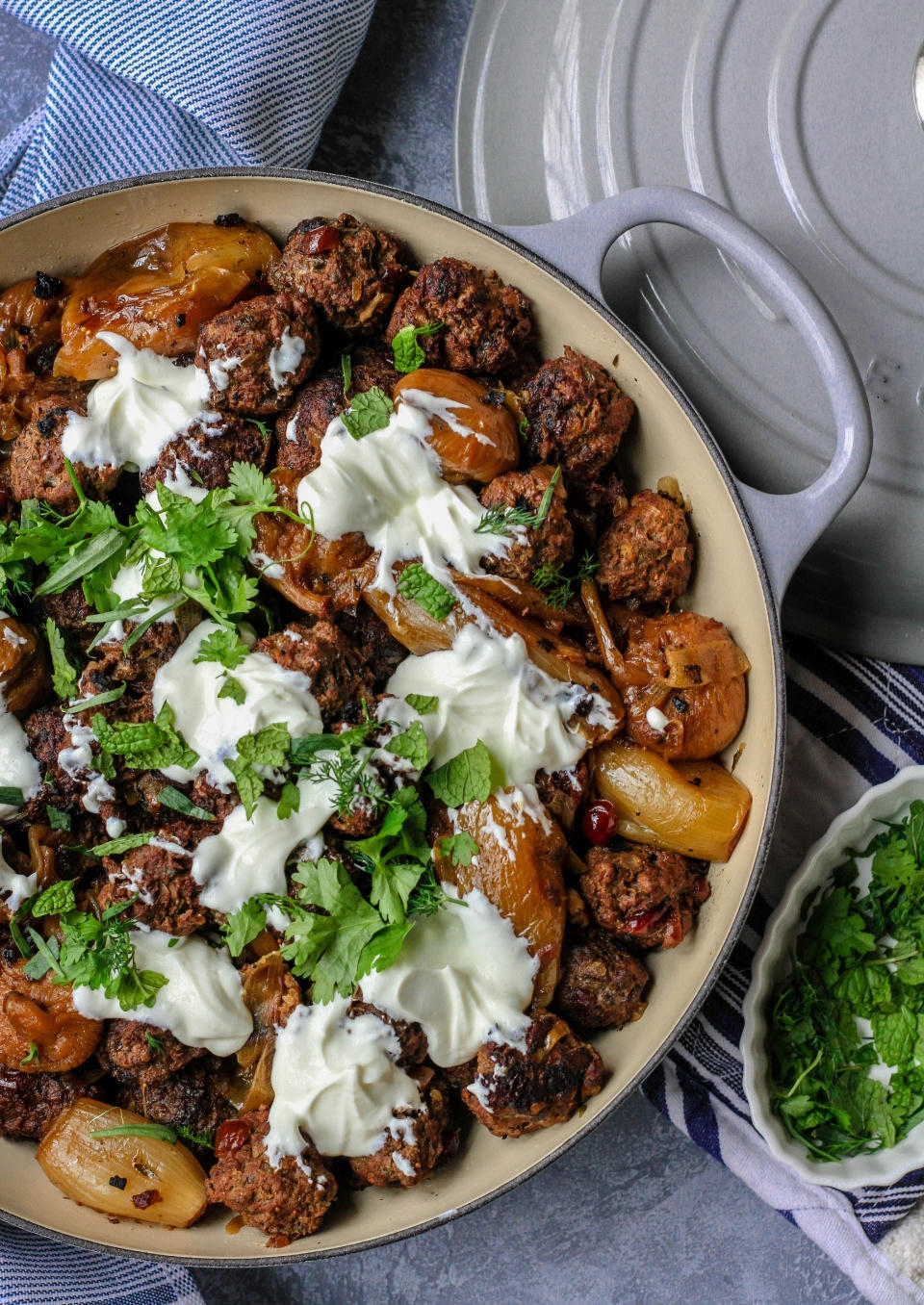Eine Fallafel-Bowl mit Joghurt und Koriander