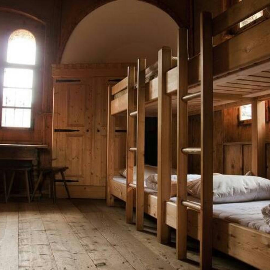 Ein Schlafzimmer für Gruppen auf Burg Finstergrün mit Stockbetten aus Holz