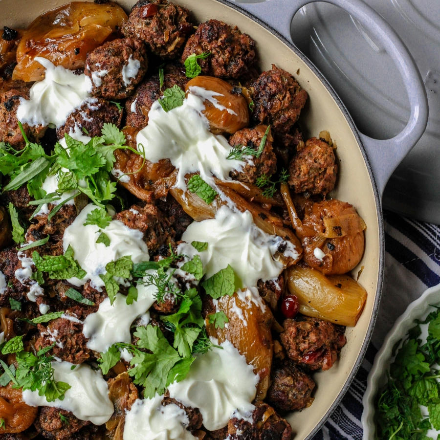 Eine Fallafel-Bowl mit Joghurt und Koriander